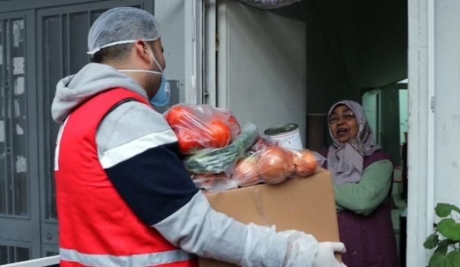 CZN Burak, dışarıya çıkamayan yüzlerce yaşlı vatandaşa yardım kolisi dağıttı