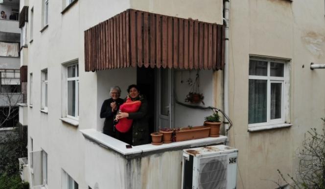 Balkonda tulum çalan kadın tüm mahalleye moral verdi