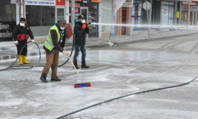 YERKÖY CADDELERİ DE İLAÇLI SULARLA YIKANIP TEMİZLENDİ
