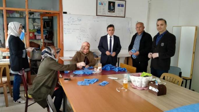 HANIMLARDAN KORONOVİRÜSLE MÜCADELE İÇİN MASKE ÜRETİMİ	