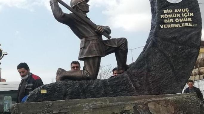 SORGUN BELEDİYESİ MERMERCİLER KAVŞAĞINA ‘MADENCİLER ANITI’ DİKTİ