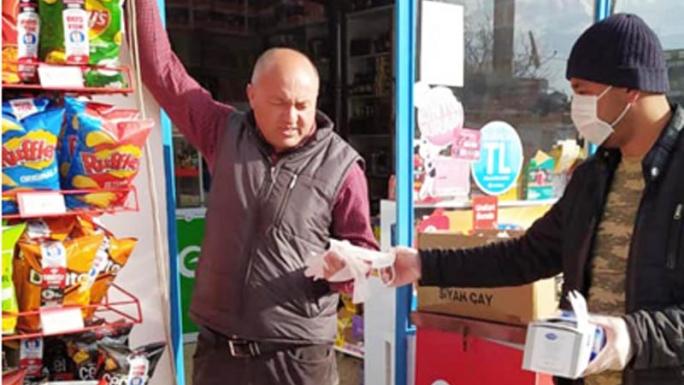 EYMİRDE BELDE SAKİNLERİNE MASKE ve ELDİVEN DAĞITIMI