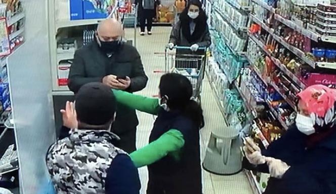 Maskesiz alışveriş yapmak isteyen kişi vatandaşlarla tartıştı