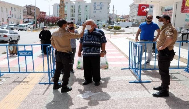 YOZGAT’TA MASKE TAKMAYANA LİSE CADDESİNE GİRİŞ YASAĞI