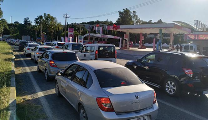 Kuşadası’na araç akını sürüyor