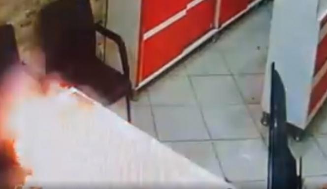 Cep telefonunun bataryası bomba gibi patladı