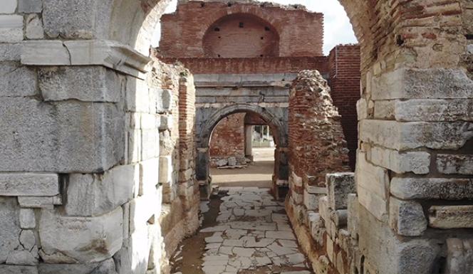 2 Bin yıllık Roma surlarını spreyle boyayıp, yanında ateş yaktılar