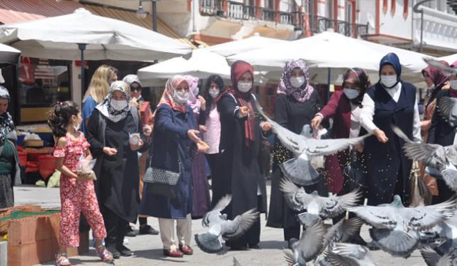 AK PARTİLİ HANIMLARDAN ‘BİR KAP SU ve BİR KAP MAMA’ ÇAĞRISI