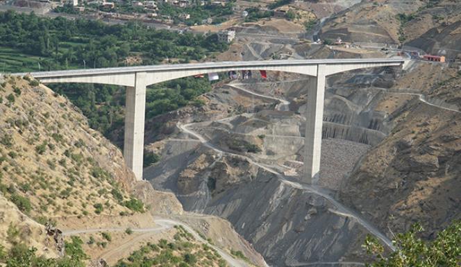 Türkiye'nin en yüksek köprüsü hizmete açıldı