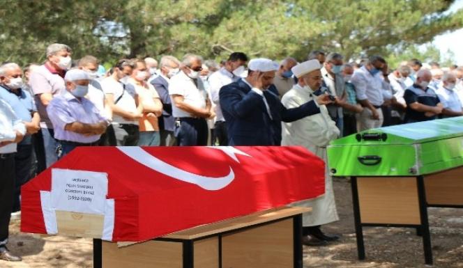 TRAFİK KAZASINDA CANVEREN POLİS İLE AİLESİ TOPRAĞA VERİLDİ