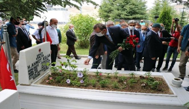  YOZGAT’TA 15 TEMMUZ ŞEHİTLERİNE DUALI ve ÇİÇEKLİ ZİYARET