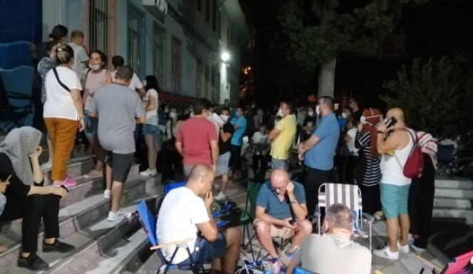 Veliler en iyi öğretmeni seçmek için geceden kuyruğa girdiler