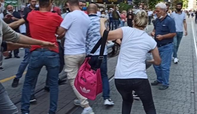 Sokak ortasında kadınların saç saça baş başa kavgası