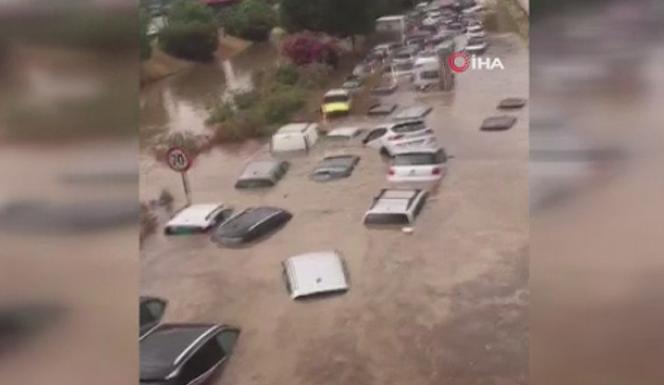İtalya'nın Sicilya Adası'nı sel vurdu: 2 ölü