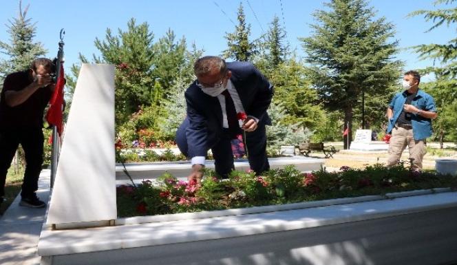 ŞEHİT KABİRLERİNE BAYRAM ÖNCESİ DUALI ve KARANFİLLİ  ZİYARET