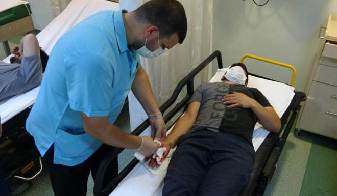 PARMAĞINI KESTİREN ACEMİ KASAPLAR ACİL SERVİSLERE KOŞTULAR