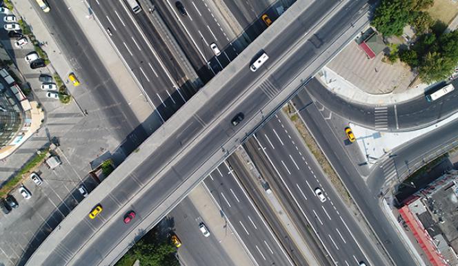 Bayramın ikinci gününde boş kalan yollar havadan görüntülendi
