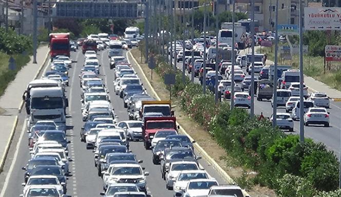 Dönüş yolunda araç kuyrukları kilometreleri buldu