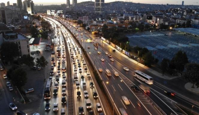 İstanbul’da trafik kilitlendi, yoğunluk yüzde 50’ye ulaştı