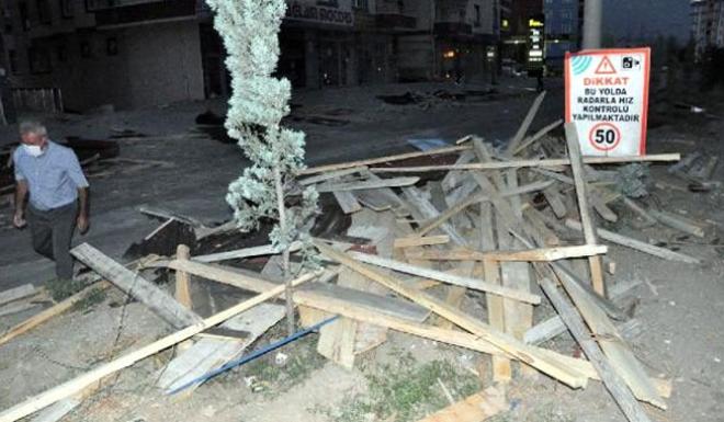 YERKÖY'DE ŞİDDETLİ FIRTINA EVLERİN ÇATILARINI UÇURDU