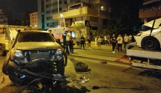 Hatalı sollama faciayla bitti; yolun karşısına geçen otomobil hurdaya döndü