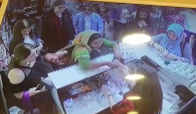 Kasiyerin dikkati, sahte para vermek isteyen kadını yakalattı