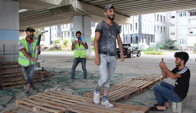 İnşaat işçileri defile yaparsa...