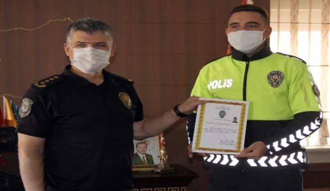 YARALI KÖPEĞE SAHİP ÇIKAN POLİS ÖDÜLLENDİRİLDİ