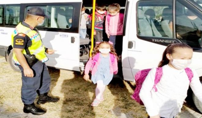 ÖĞRENCİ SERVİSLERİNE JANDARMA TRAFİK EKİBİNDEN SIKI DENETİM 