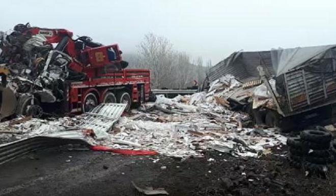 AYDINCIK KARAYOLUNDA ZİNCİRLEME KORKUNÇ KAZA: 3 ÖLÜ-2 YARALI