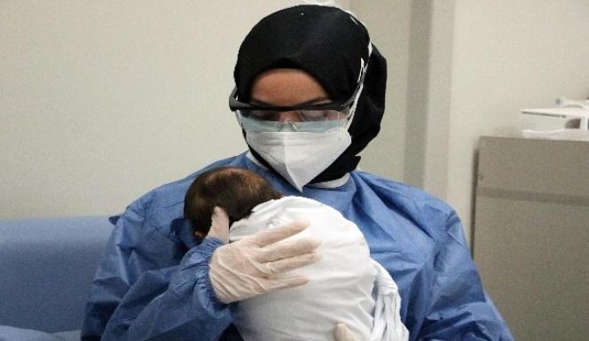 HEMŞİRELERDEN KORONAVİRÜSLÜ BEBEĞE ANNE ŞEFKATİ