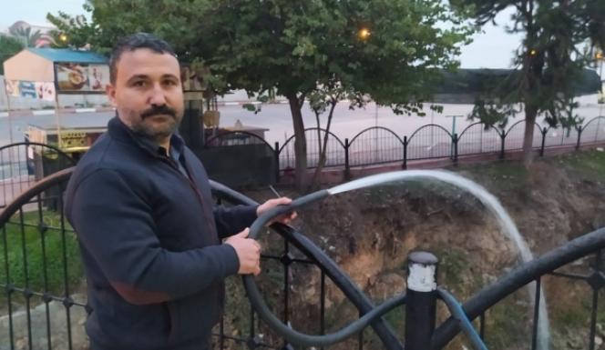 İnsanlık ölmemiş dedirtti, balıklar ölmesin diye hortumla su veriyor