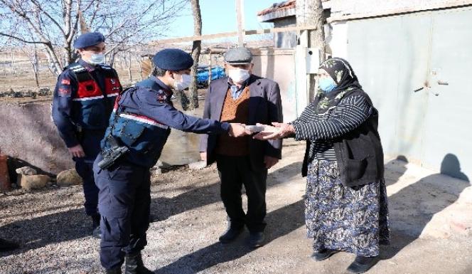 ALTINLARINI KAPTIRAN YAŞLI ÇİFTE JANDARMADAN SÜRPRİZ İADE