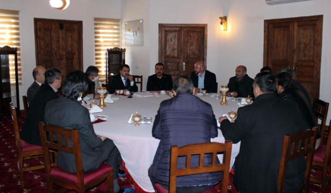 AKDAĞMADENİNDE MUHTARLARLA İSTİŞARE TOPLANTISI 