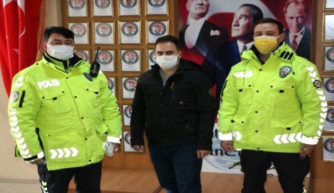 SINAVA GELİYORDU KAZA GEÇİRDİ. POLİSLER ONU SINAVA YETİŞTİRDİ