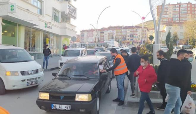 AK PARTİLİ GENÇLERDEN VATANDAŞLARA ‘İFTARA 5 KALA’ İKRAMI