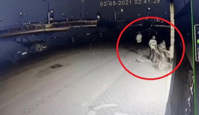 Kısıtlamayı ihlal eden gençler polisi görünce böyle kaçtı