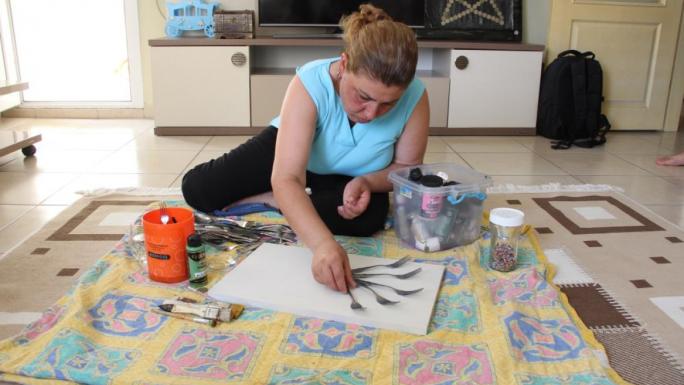 Yok böyle işçi! Bulduğu tüm atıkları sanata dönüştürüyor