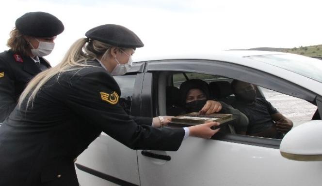 BAYAN ASTSUBAYLARDAN SÜRÜCÜLERE KURULUŞ YILDÖNÜMÜ İKRAMI