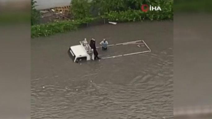 Başkent'te sel sonrası araçlar su altında kaldı