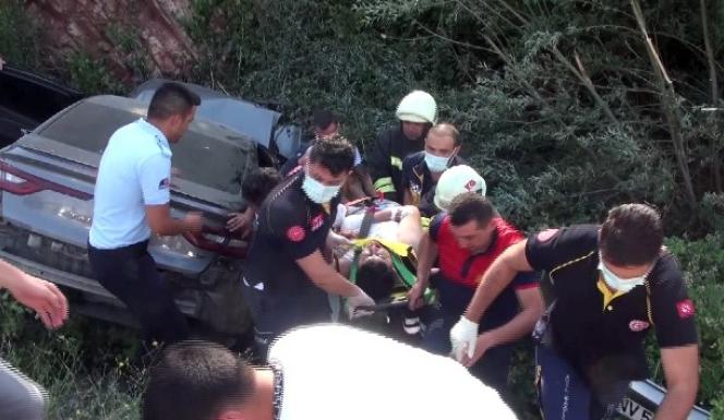 OTOMOBİL ŞARAMPOLE UÇTU : 1 ÖLÜ,4 YARALI VAR