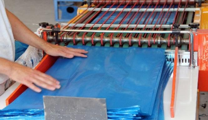 AKDAĞMADENİNDE ATIK MALZEMELER ÇÖP POŞETİNE DÖNÜŞTÜRÜLÜYOR