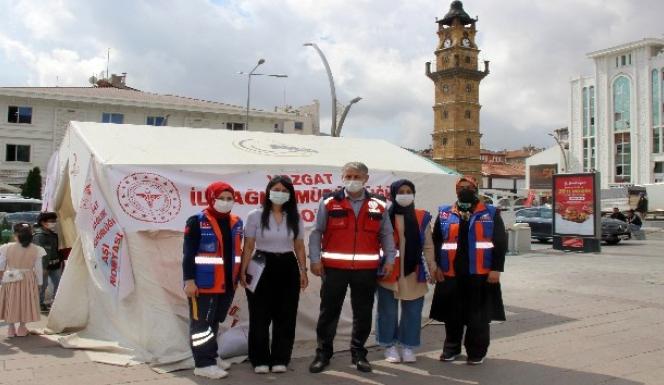“ESNAF AŞILANSIN” DİYE MEYDANDA AŞI ÇADIRI KURULDU