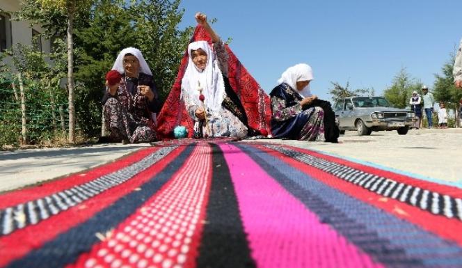 KIRGIZ HANIMLAR, SÖKÜK İPLERDEN ÇEŞİTLİ EV EŞYALARI ÜRETİYORLAR