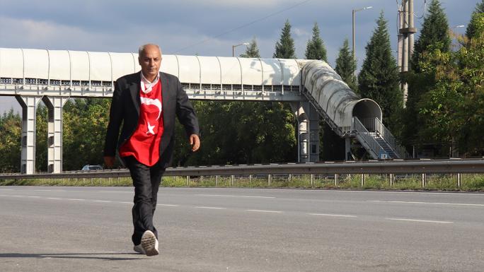 Aşı olmayıp PCR testi yaptırmayınca 450 km uzaklıktaki evine yürümek zorunda kaldı