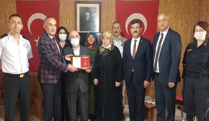 EVLERİNİ TSK’YA BAĞIŞLAYAN HAYIRSEVER ÇİFTE ALTIN MADALYA ÖDÜLÜ