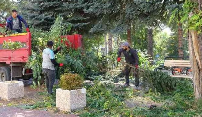 YOZGAT BELEDİYESİNDEN PARK ve BAHÇELERDE SONBAHAR TEMİZLİĞİ