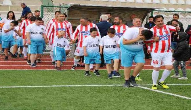 DOWN SENDROMLU ÇOCUKLAR İLE VETERANLAR ARASINDA GÖSTERİ MAÇI