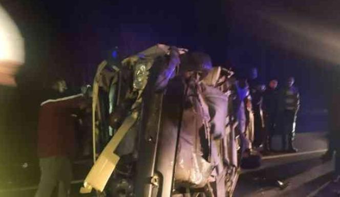 AKDAĞ YOLUNDA OTOMOBİL MİNİBÜSLE ÇARPIŞTI: 2 ÖLÜ, 9 YARALI