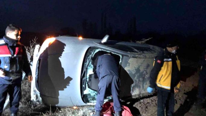 ALACA YOZGAT YOLUNDA OTOMOBİL TARLAYA YUVARLANDI: 3 YARALI